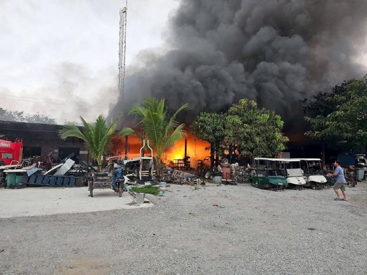 ด่วน! ระเบิดสนั่นนครปฐม ไฟไหม้ใหญ่ ใกล้ปั๊ม แบตโซล่าเซลล์บึ้ม