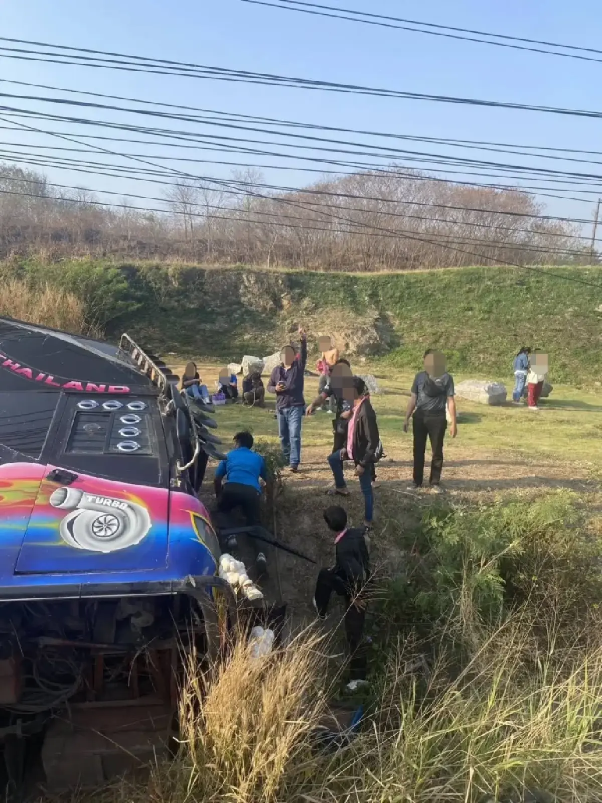 ด่วน รถบัสรับ-ส่งพนักงาน พลิกคว่ำ ถ.331 มุ่งหน้าแหลมฉบัง เจ็บอื้อ