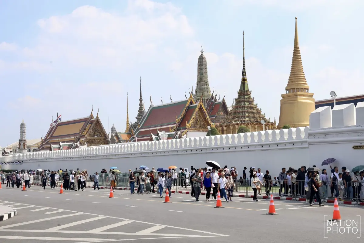 เสริมสิริมงคลรับปีใหม่ 2569 ชาวไทย-ต่างชาติ แห่สักการะศาลหลักเมือง วัดพระแก้ว