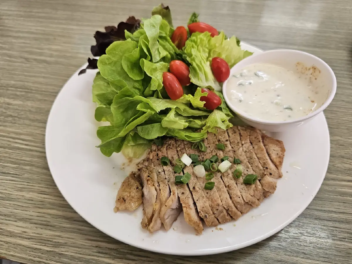 ‘เส้นหมี่ผัดกระเฉดกุ้ง’ ที่ ‘ร้านที.สพูน’ ซอยจุฬาฯ 50 รสชาติถูกใจ