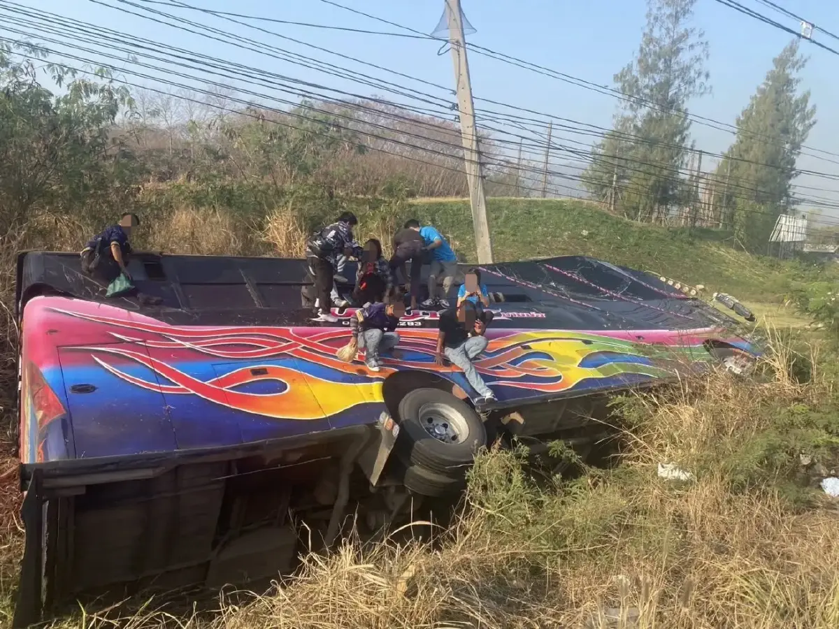 ด่วน รถบัสรับ-ส่งพนักงาน พลิกคว่ำ ถ.331 มุ่งหน้าแหลมฉบัง เจ็บอื้อ