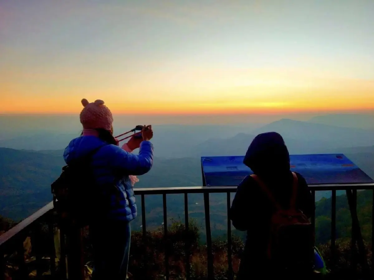 ควันออกปากแล้ว! 'ภูเรือ' หนาวมากแตะ 7 องศา ดูทะเลหมอก เซลฟี่แสงแรก