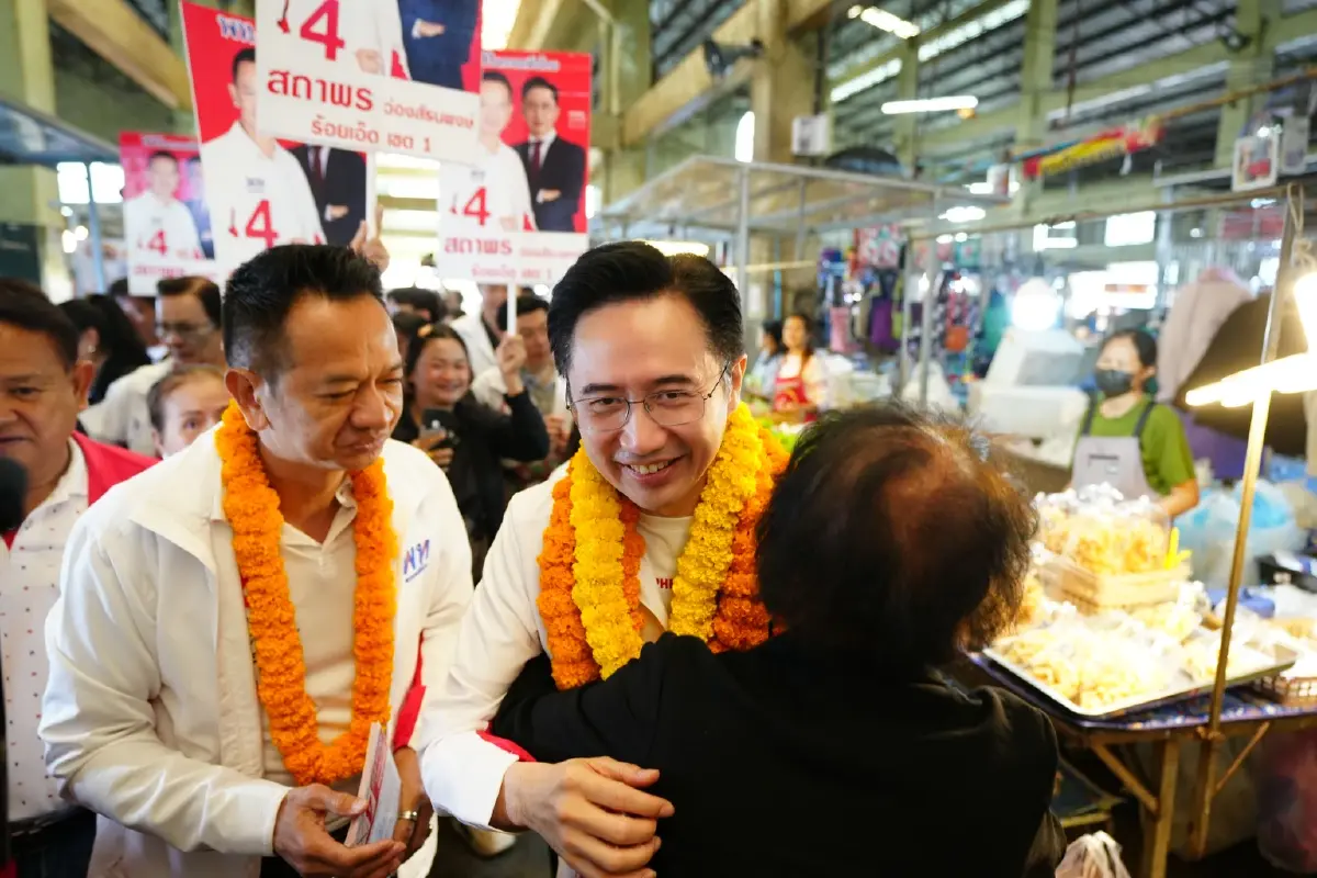 ‘ยศชนัน’ ลุยตลาดสดร้อยเอ็ดช่วย ‘สถาพร’ เจอชาวบ้านหอมแก้ม