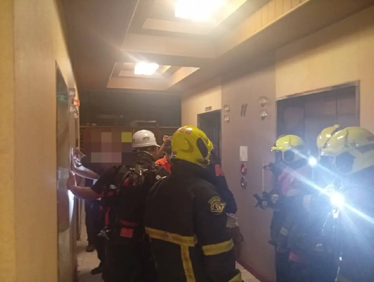 ระทึกกลางกรุง ไฟไหม้ตึกสูง เขตราชเทวี กู้ภัยเข้าดับเพลิงวุ่น