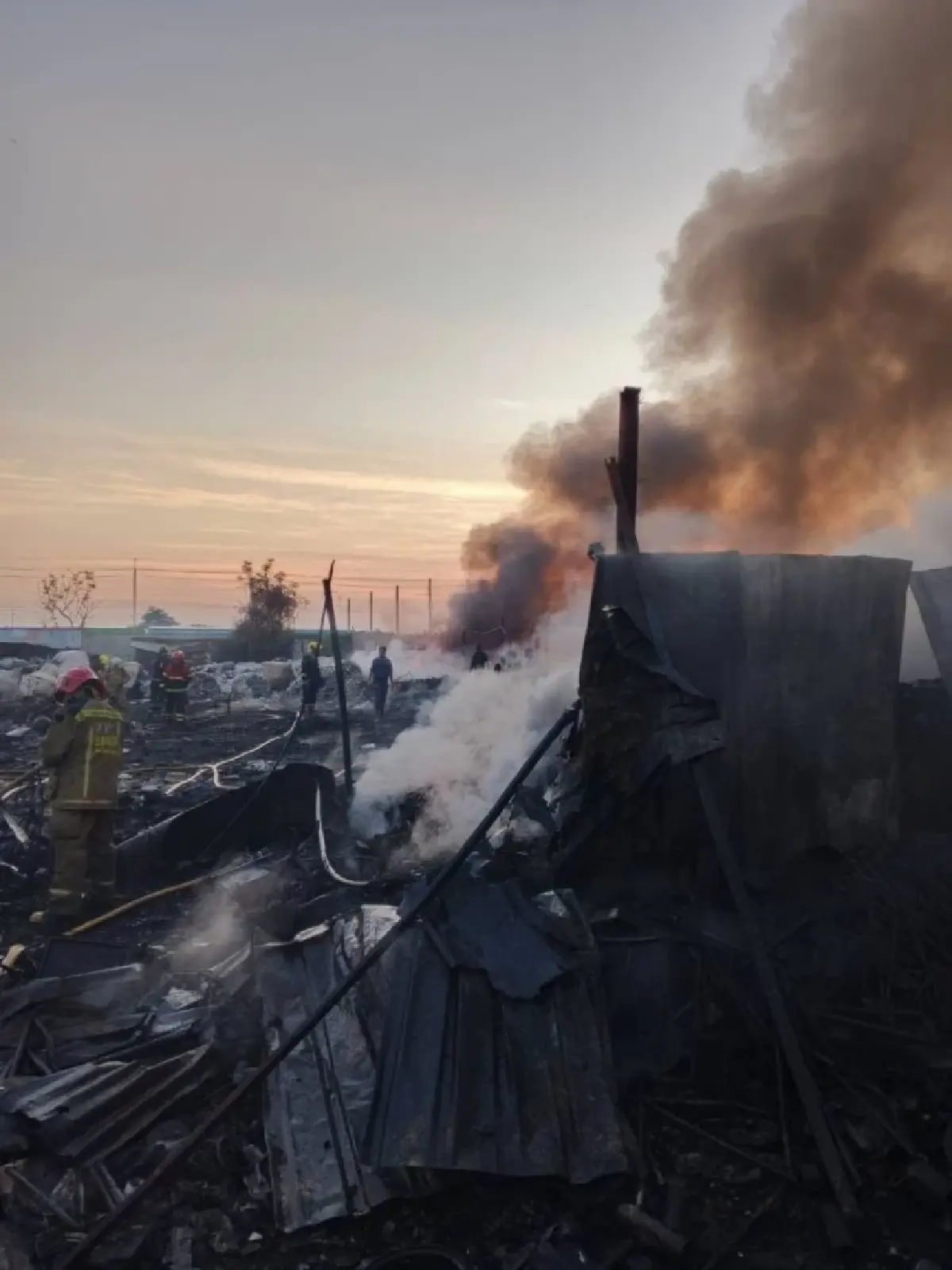 ด่วน! ไฟไหม้รุนแรง ร้านรับซื้อของเก่า แพรกษาใหม่ สมุทรปราการ