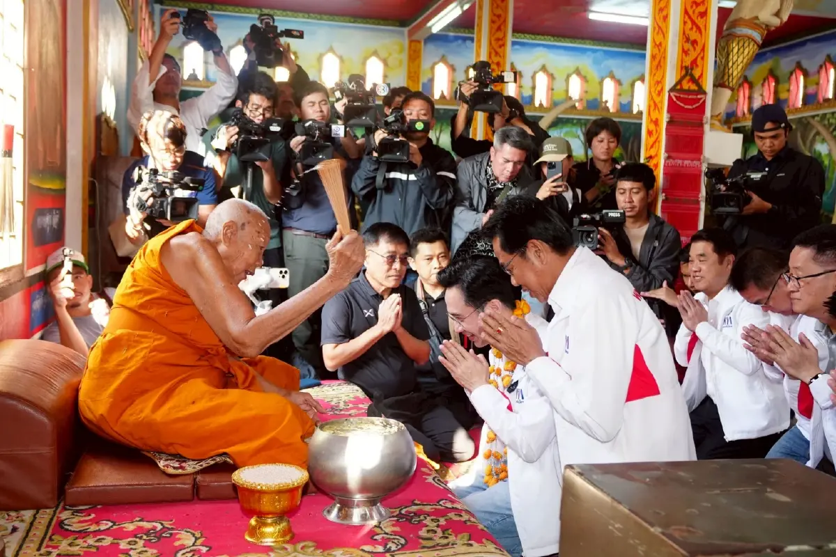 ‘ยศชนัน’ โชว์ลวกบะหมี่ ขอพรวัดแก่งคอย ‘เพื่อไทย’ เหมา สส.สระบุรี