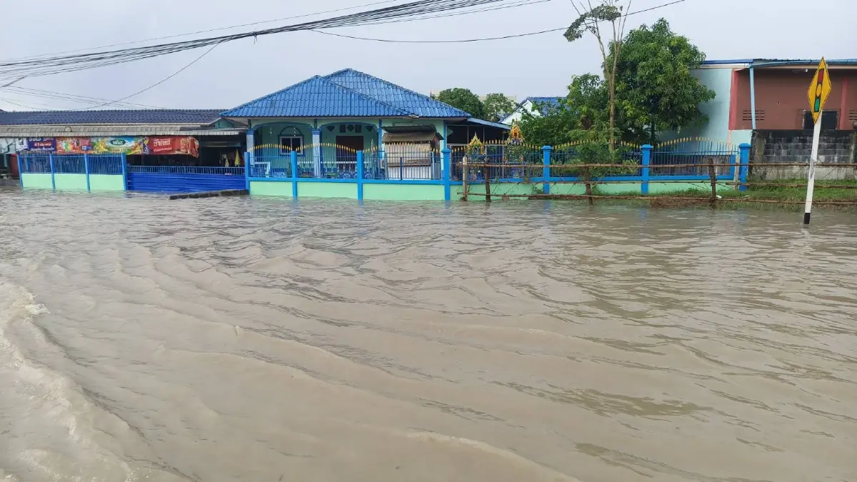 ด่วน พายุฝนตกหนักกระหน่ำ ระยอง ปลวกแดงน้ำท่วมแล้ว รถเล็กห้ามผ่าน