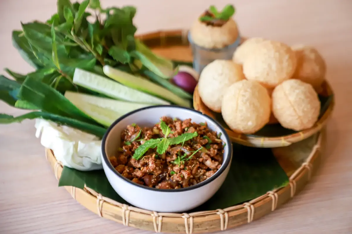 ‘อาหารเหนือ’ เมืองน่าน ‘ลาบหมูคั่ว’ ณ ‘ร้านบิ๊กแบ่งปัน’ ลำแต้ๆ