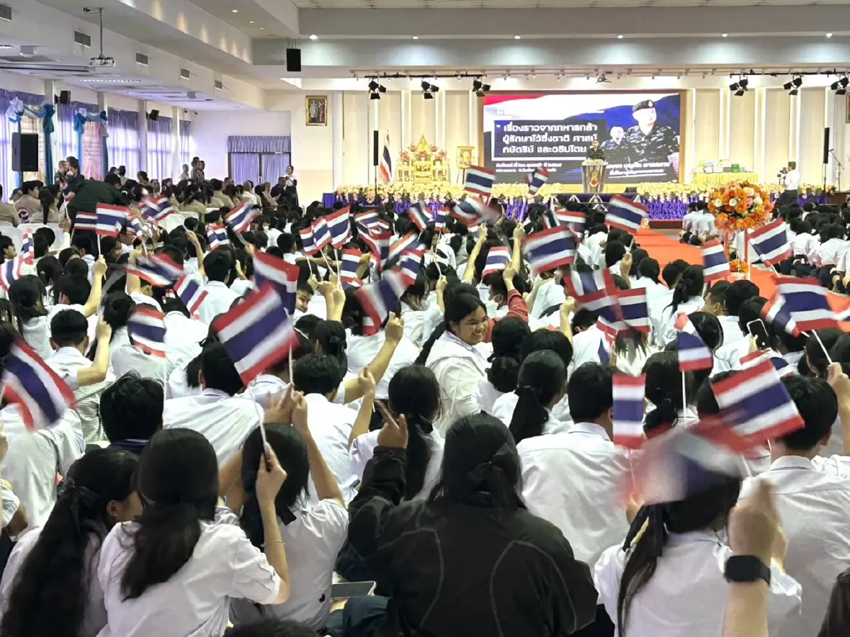 'แม่ทัพกุ้ง' บรรยายพิเศษ รร.ราชวินิตบางแก้ว ฝากประเทศในมือเยาวชน