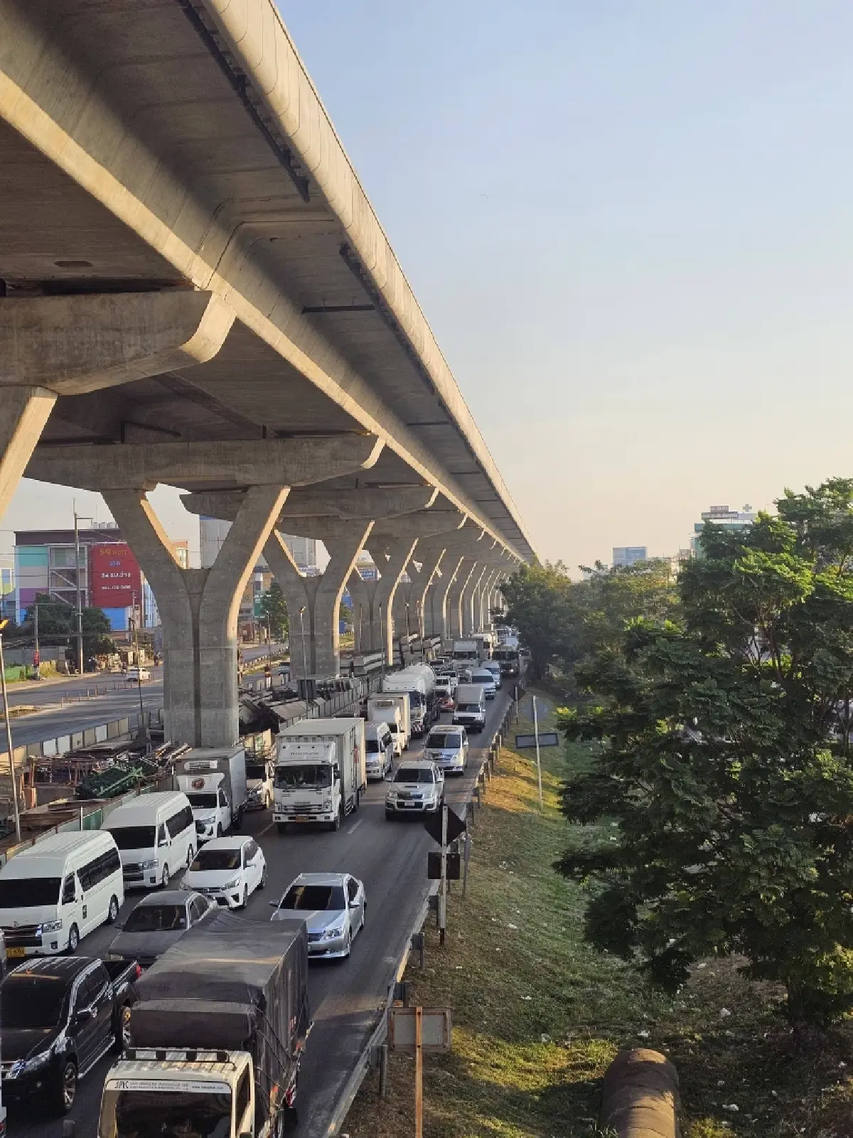 ถนนพระราม 2 รถติดแหง็ก! ขาออก ท้ายแถวสะสมยาวถึง รพ.มหาชัย