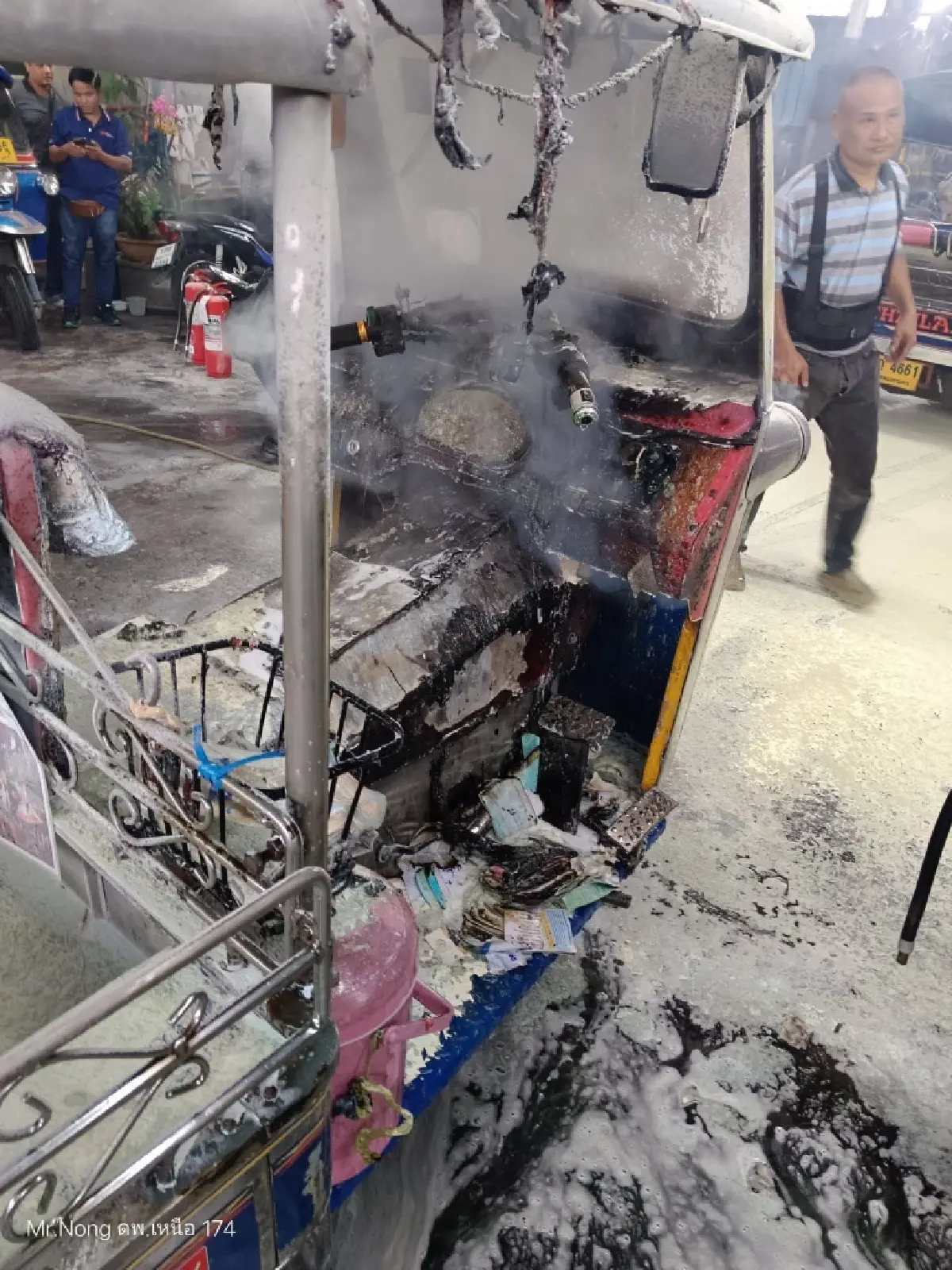 ระทึกกลางกรุง ไฟไหม้ตุ๊กตุ๊กไฟฟ้า เขตปทุมวัน กู้ภัยเร่งดับเพลิง