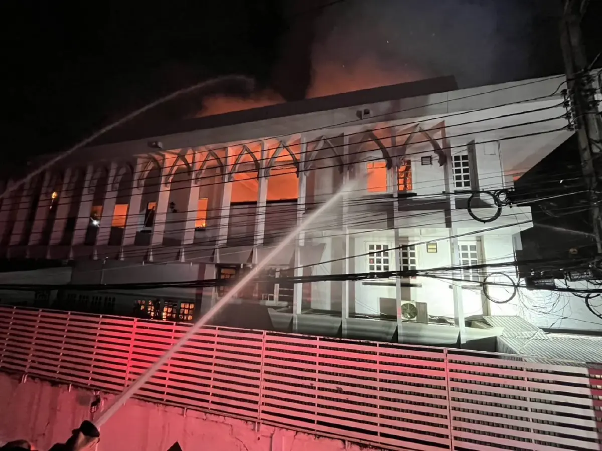 ไฟไหม้อาคาร 3 ชั้น แจ้งวัฒนะ 14 เขตหลักสี่ ระดมฉีดน้ำดับเพลิงวุ่น