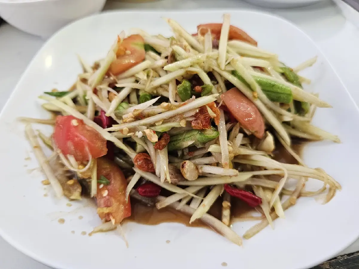 อาหารอีสานรสแซ่บ ‘สารคามจิ้มจุ่ม’ สาขาโพธิ์แก้ว ราคาย่อมเยา