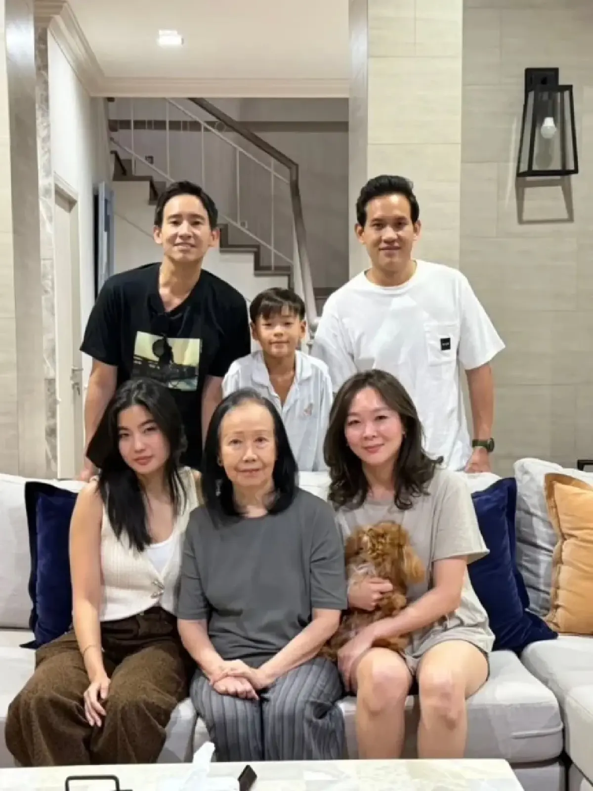 ชัดเจนแล้ว! 'พิธา' เสิร์ฟภาพหวาน เปิดตัว 'ก้อย อรัชพร' รับวันวาเลนไทน์