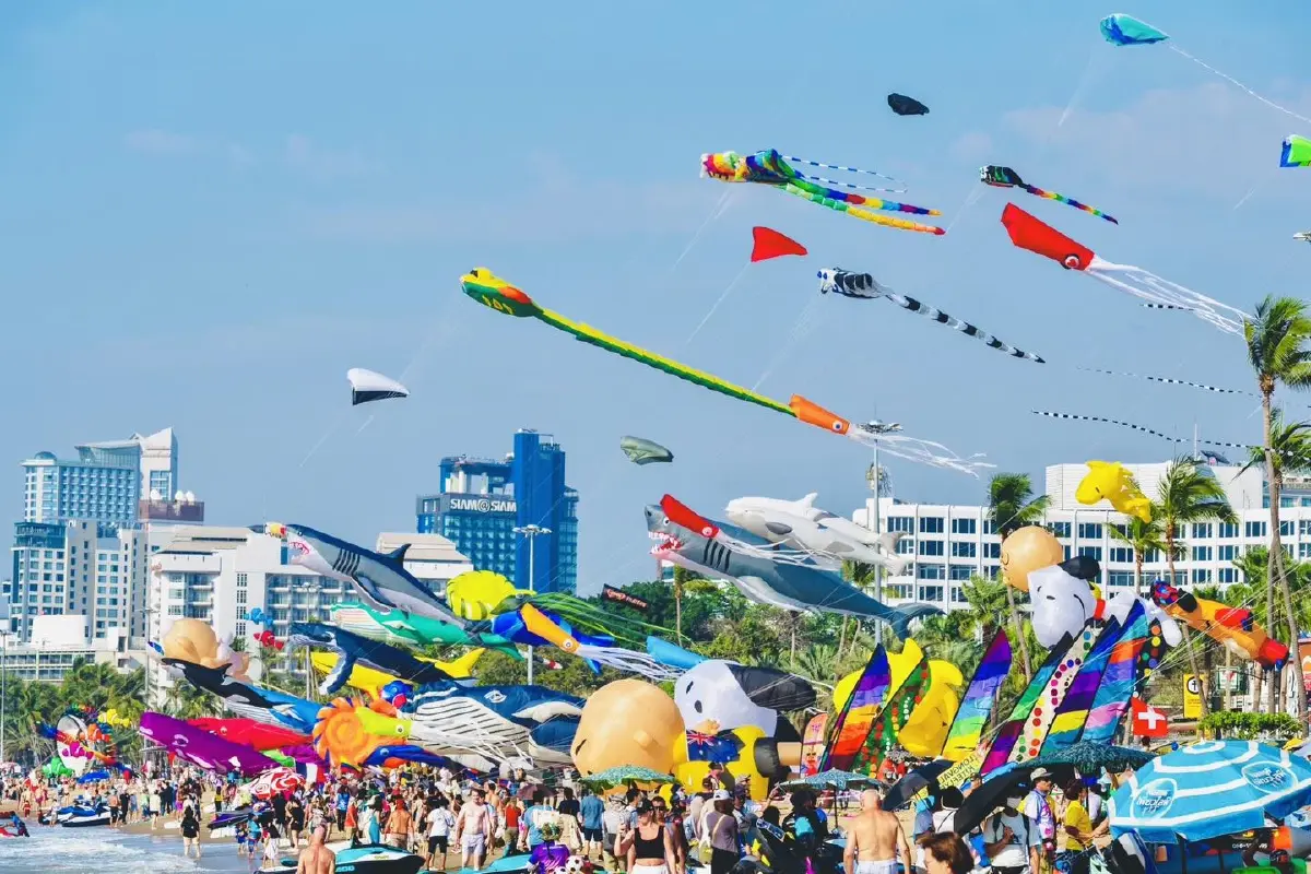 ปฏิทินท่องเที่ยว เทศกาลว่าวนานาชาติพัทยา 2026 พาเหรดว่าวยาวที่สุดในไทย