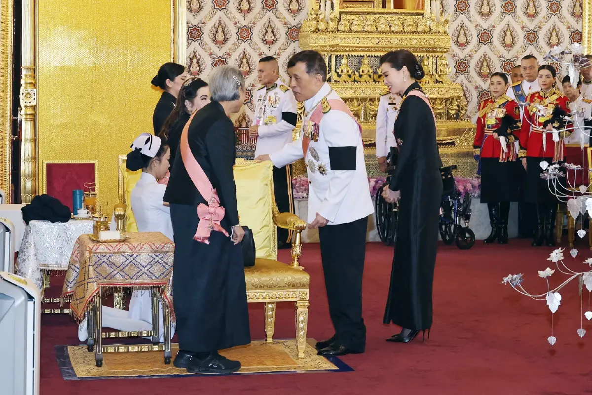 ในหลวง-พระราชินี  เสด็จฯ ไปทรงบำเพ็ญพระราชกุศลสตมวาร ถวายพระบรมศพ สมเด็จพระนางเจ้าสิริกิติ์ พระบรมราชินีนาถ พระบรมราชชนนีพันปีหลวง