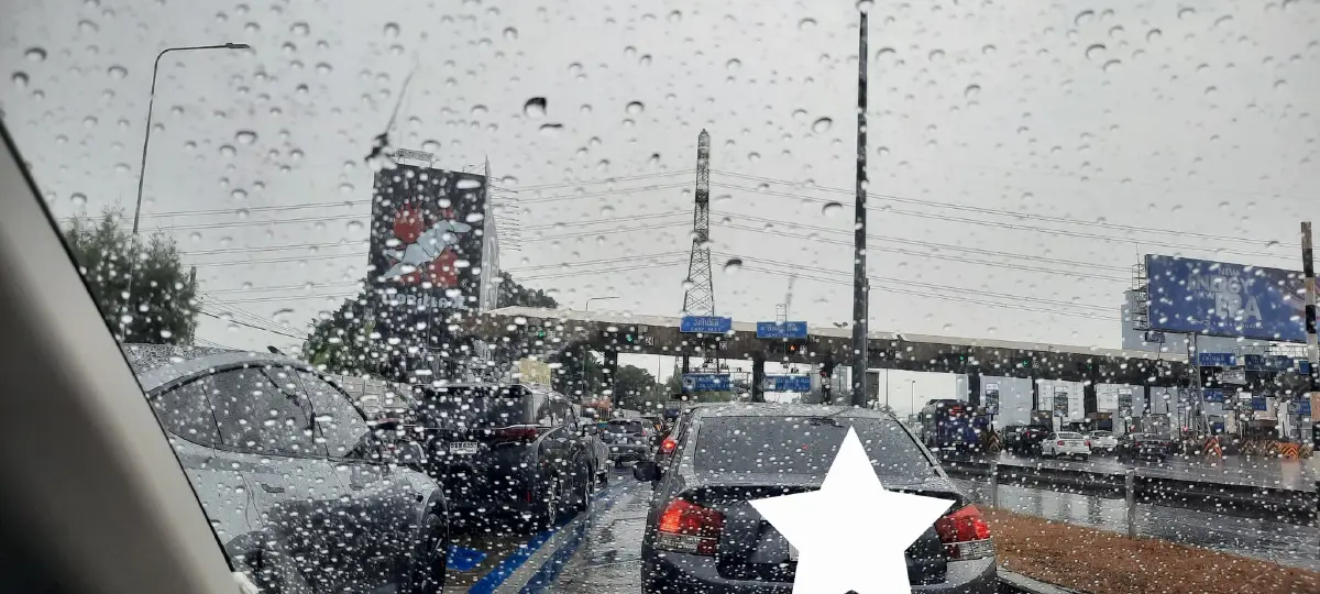 กทม. ฝนตกแล้ว รับวันเลือกตั้ง 2569 น้ำรอระบาย รถติดหนึบ ก่อนปิดหีบ