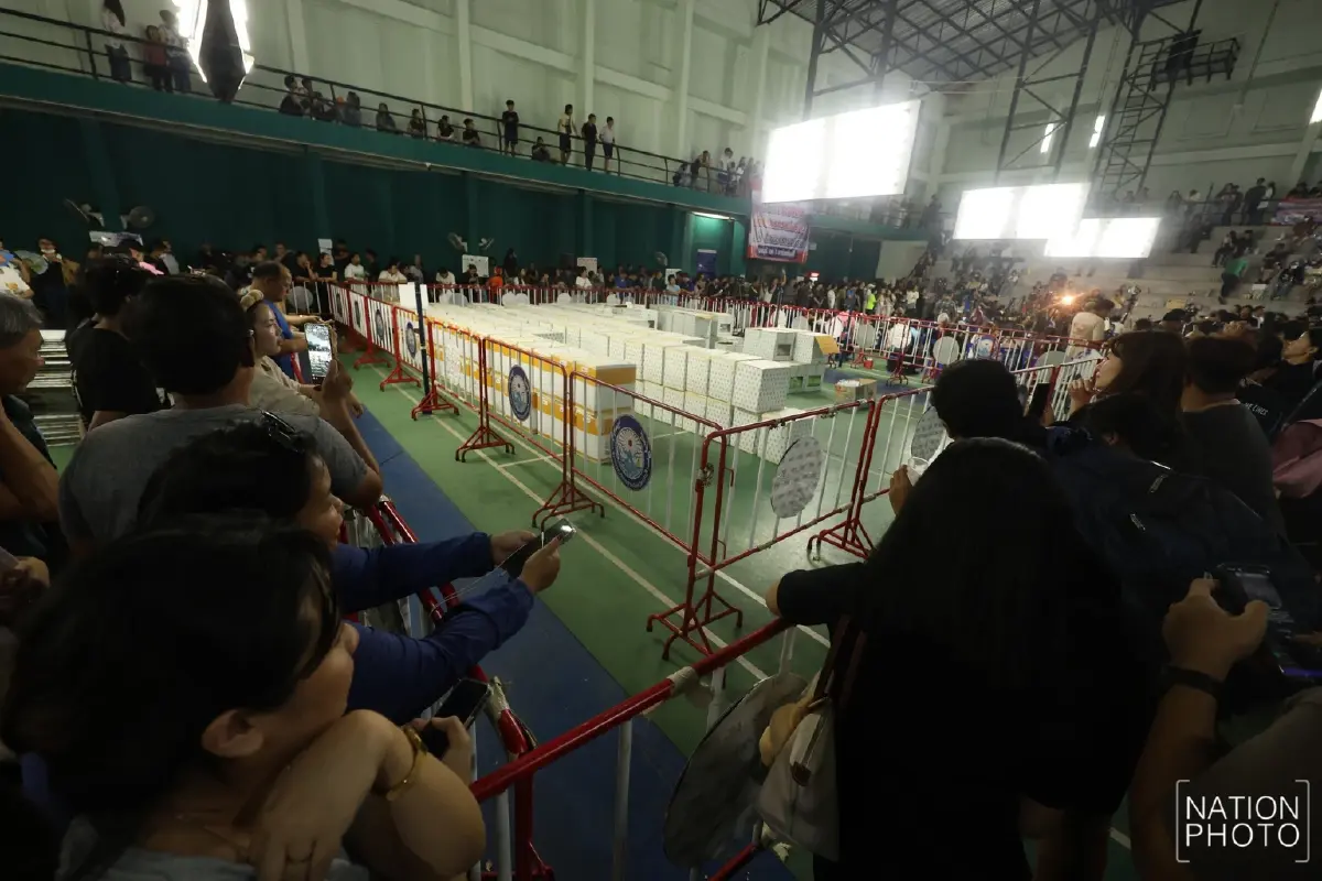 ‘ไอซ์ รักชนก’ บุกชลบุรี ให้กำลังใจประชาชน เรียกร้องนับคะแนนใหม่