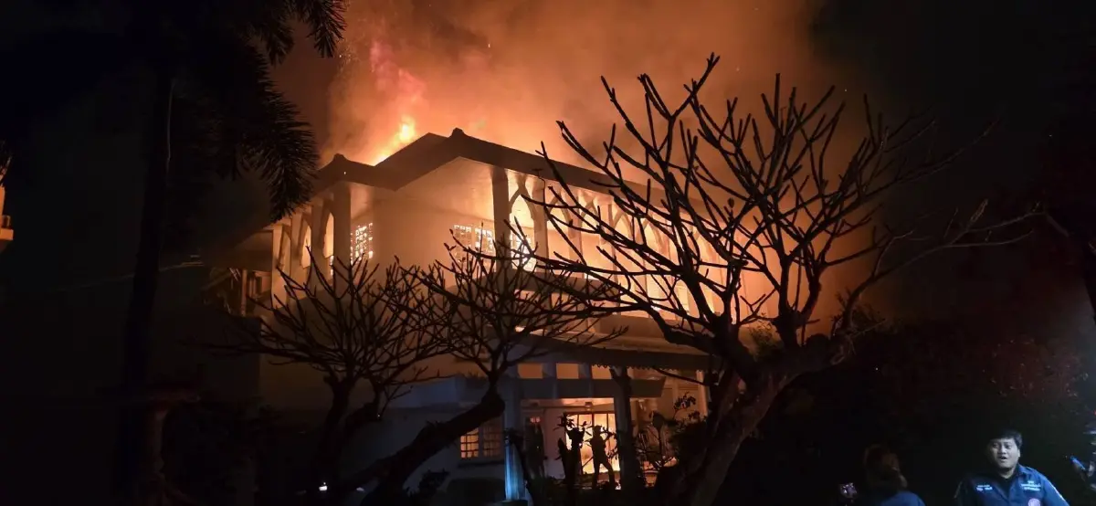 ไฟไหม้อาคาร 3 ชั้น แจ้งวัฒนะ 14 เขตหลักสี่ ระดมฉีดน้ำดับเพลิงวุ่น