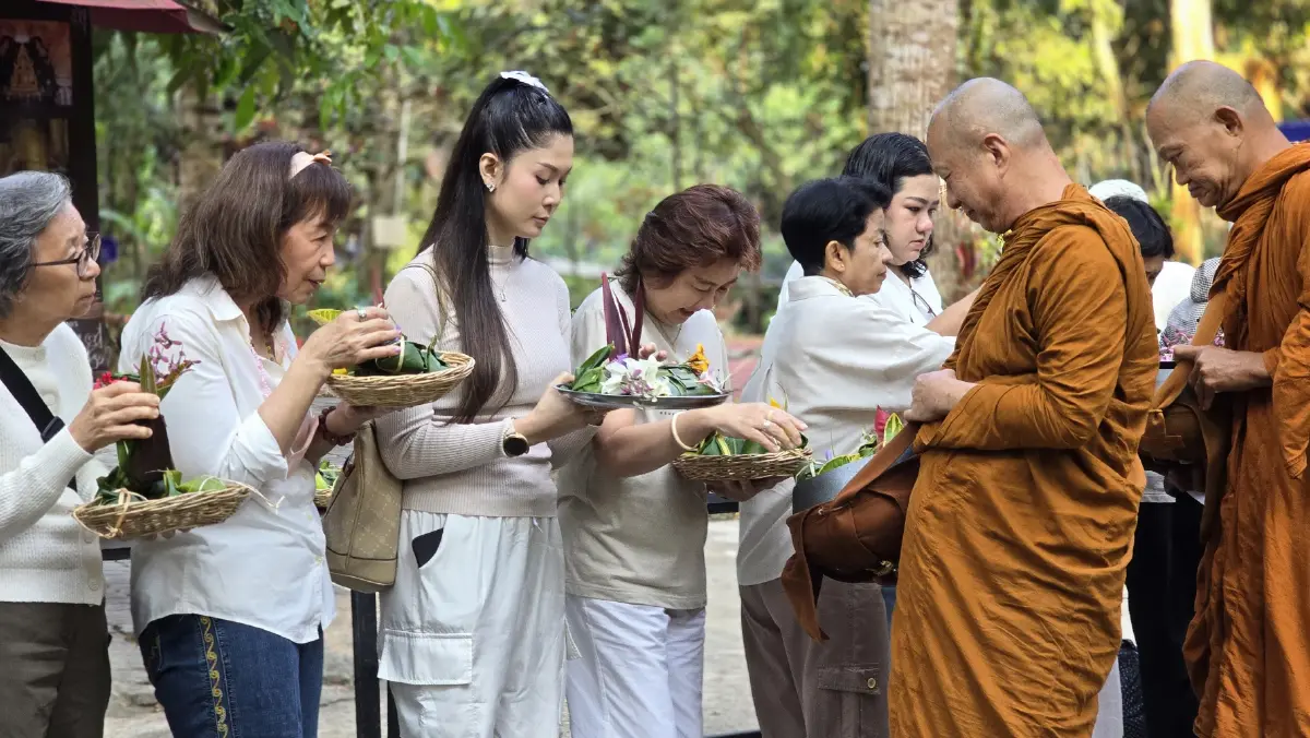 ‘ตักบาตรใบไม้’ กับเส้นทาง ‘ลมหายใจสีเขียวแห่งจันทบุรี’