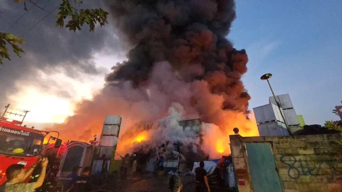 ด่วน ไฟไหม้โรงงานรีไซเคิลยาง สมุทรสาคร เพลิงรุนแรง ยังคุมไม่อยู่