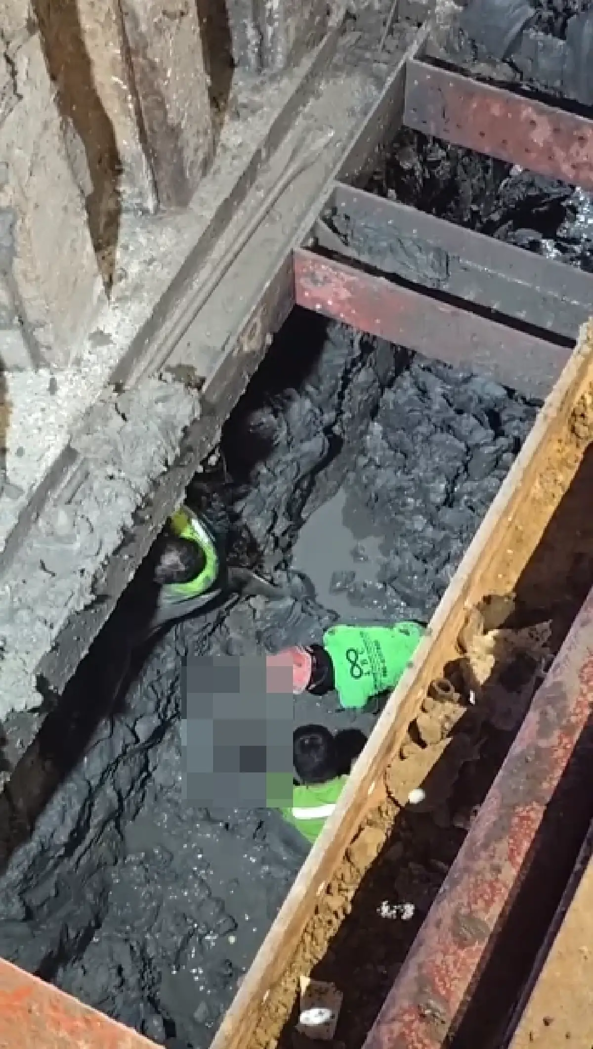 สลด! เกิดเหตุ ดินสไลด์ถล่มทับคนงาน ฝังร่างลึก 15 เมตร ย่านบางนา