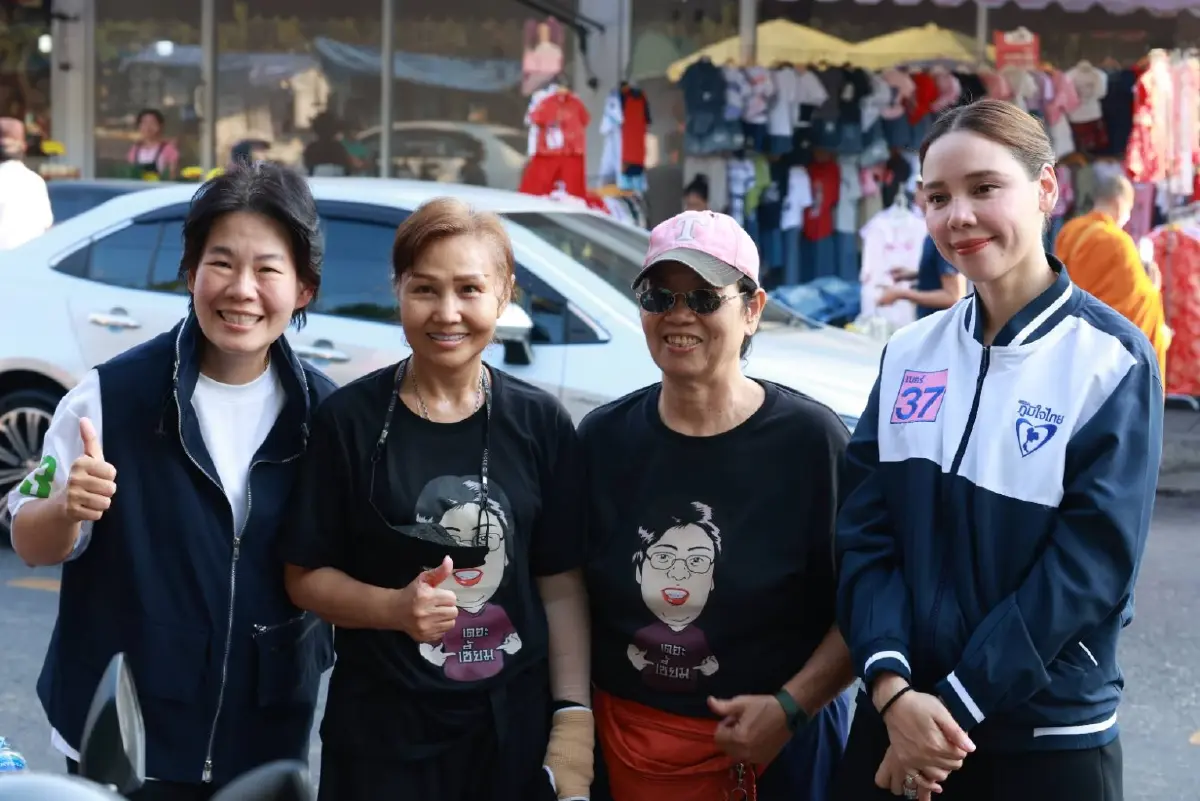 'ซาบีดา' อ้อนขอคะแนน ชาวบางกะปิ-วังทองหลาง สร้างปรากฏการณ์สีน้ำเงิน