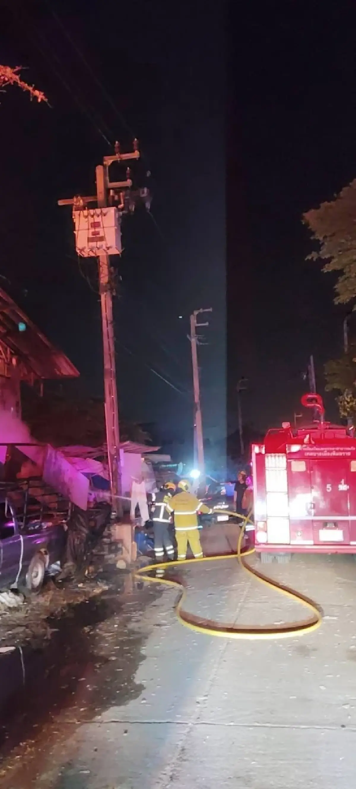 ไฟไหม้โกดังเก็บเสื้อผ้ารายใหญ่ ซ.วัดลาดปลาดุก นนทบุรี เร่งดับไฟ