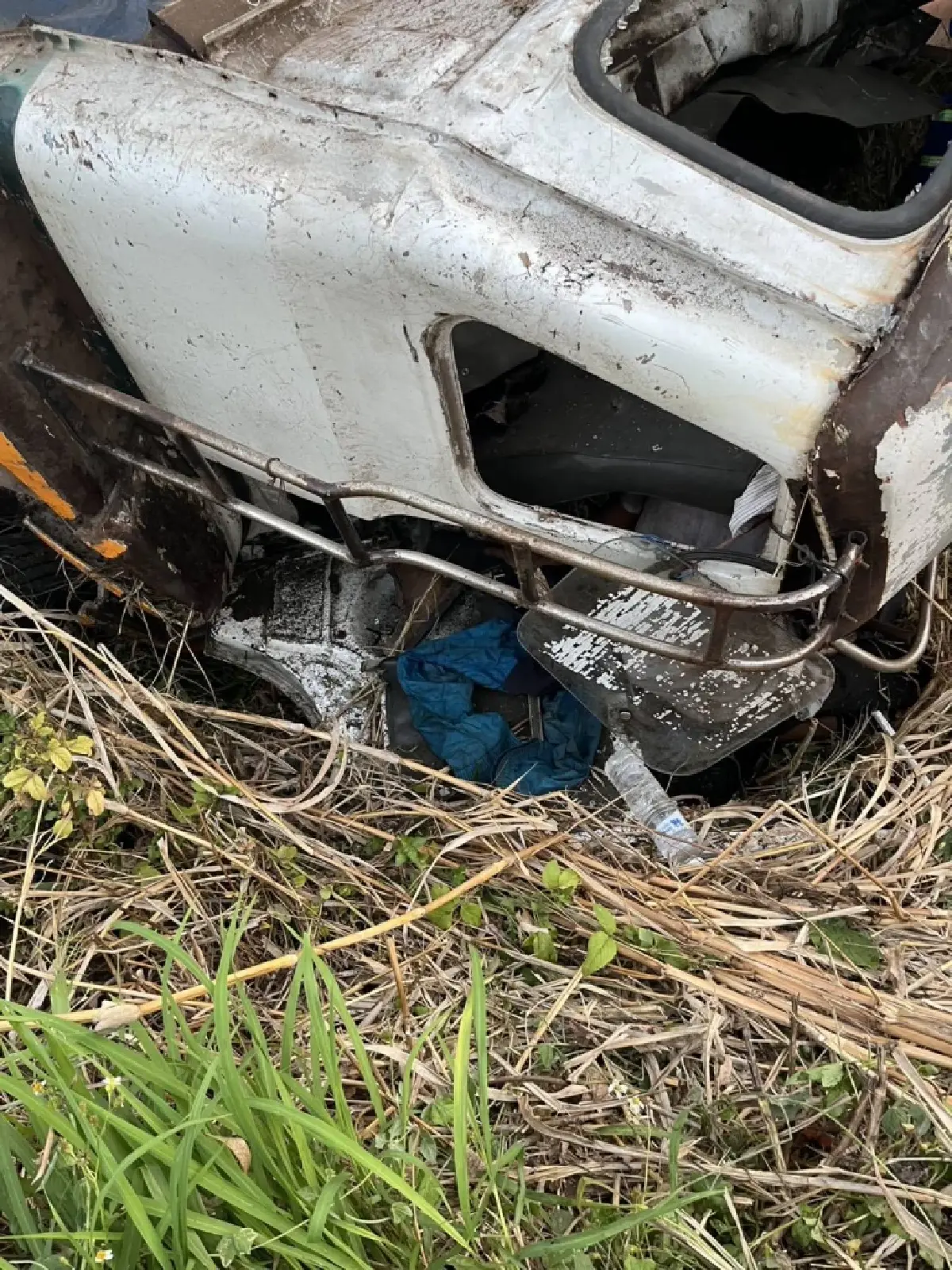 เร่งช่วยชีวิต รถบรรทุกไม้ ตกข้างทาง ใกล้ศาลเจ้าปู่โทน คนติดคาซาก