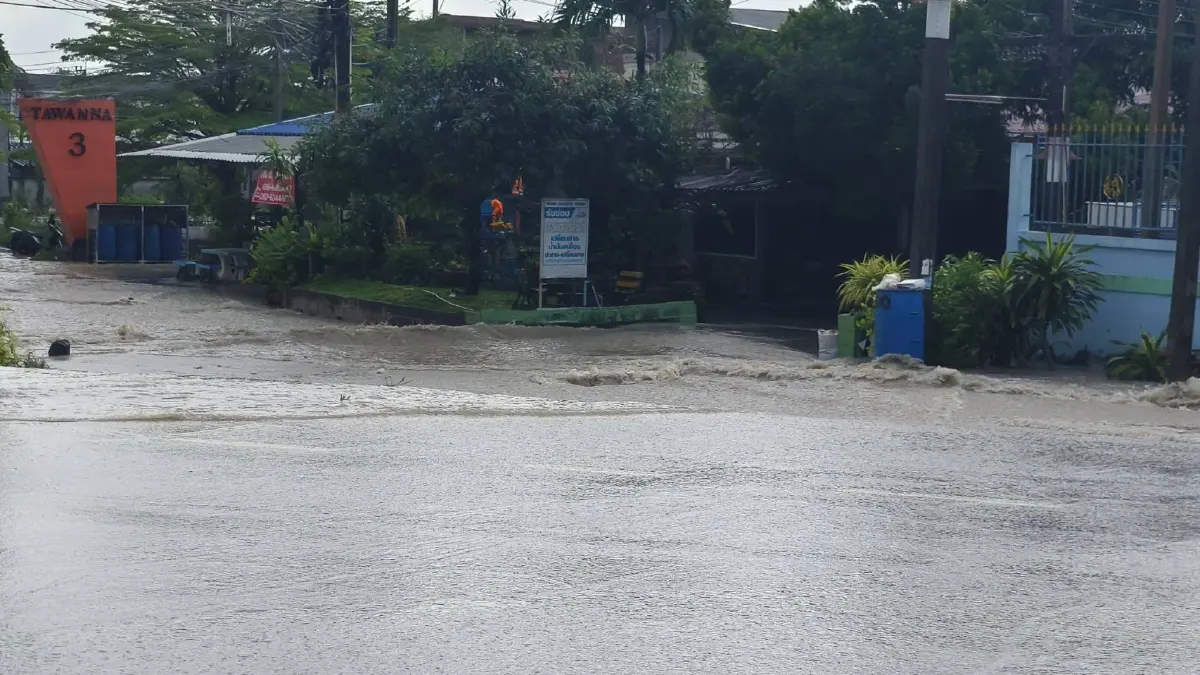 ด่วน พายุฝนตกหนักกระหน่ำ ระยอง ปลวกแดงน้ำท่วมแล้ว รถเล็กห้ามผ่าน