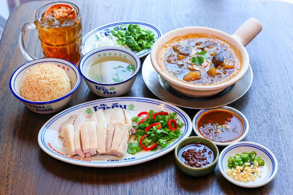 โต๊ะคิม (Toh-Kim) ข้าวมันไก่ ไหหนาน เนื้อไก่นุ่มฉ่ำ น้ำจิ้มรสเด็ด