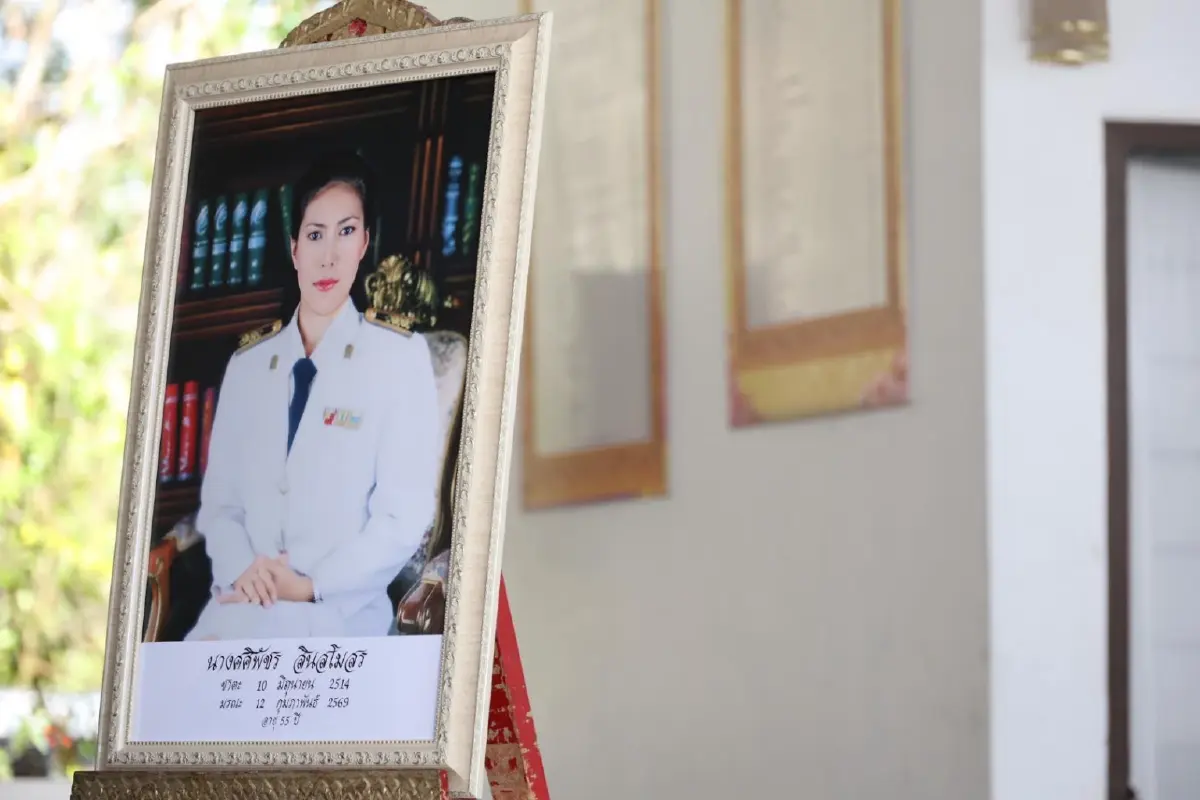 ในหลวง พระราชทานน้ำหลวงอาบศพ และพวงมาลาวางหน้าหีบศพ ผอ.โรงเรียนพะตงประธานคีรีวัฒน์