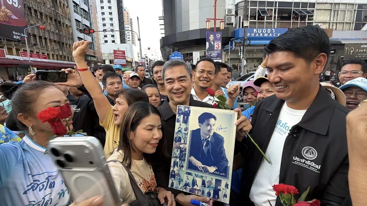 'อภิสิทธิ์' จิบชาคุยผู้ประกอบการหาดใหญ่ เตรียมขึ้นเวทีค่ำนี้