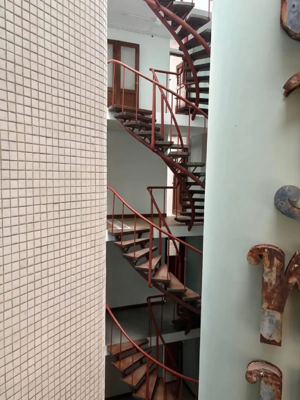 ตำนานยาหอมไทย อาคารปราสาททองโอสถ อายุ 68 ปี แยกพลับพลาชัย