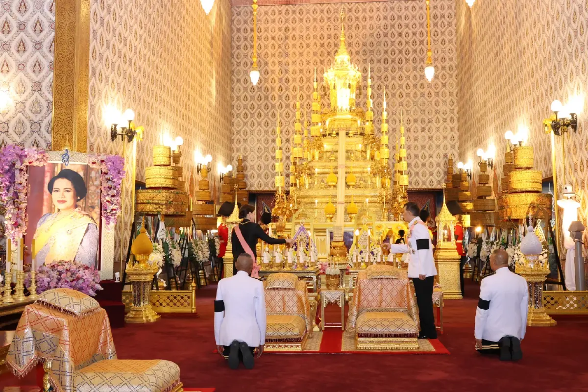 ในหลวง-พระราชินี  เสด็จฯ ไปทรงบำเพ็ญพระราชกุศลสตมวาร ถวายพระบรมศพ สมเด็จพระนางเจ้าสิริกิติ์ พระบรมราชินีนาถ พระบรมราชชนนีพันปีหลวง