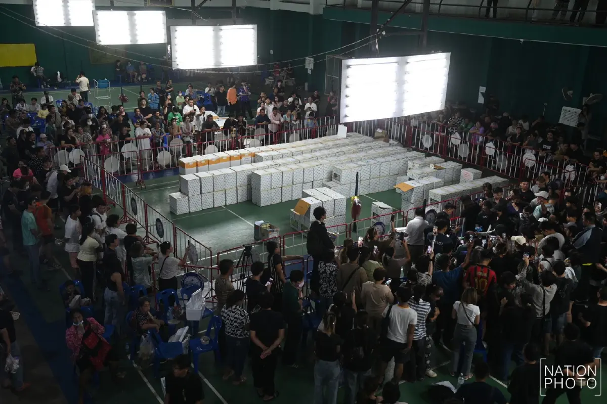 ‘ไอซ์ รักชนก’ บุกชลบุรี ให้กำลังใจประชาชน เรียกร้องนับคะแนนใหม่