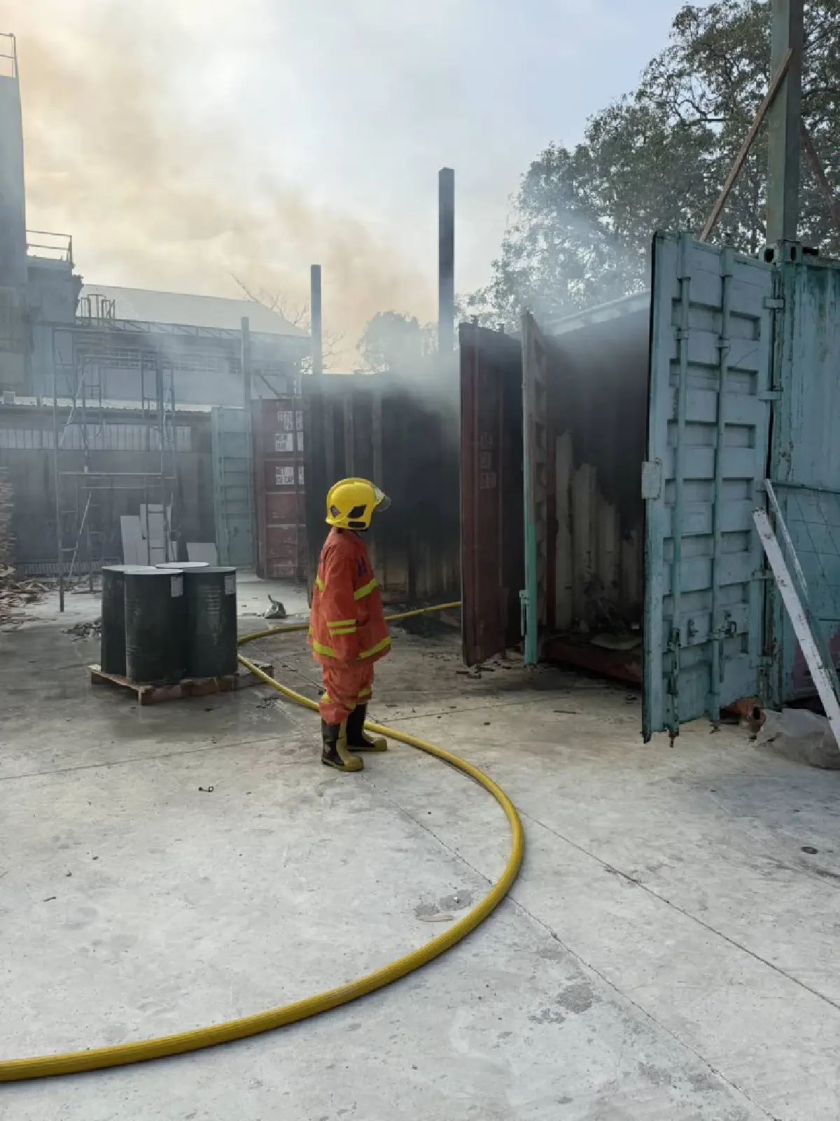 ด่วน! ไฟไหม้ชลบุรี ในโรงงานเฟอร์นิเจอร์ดัง ควันพวยพุ่ง เร่งดับไฟ