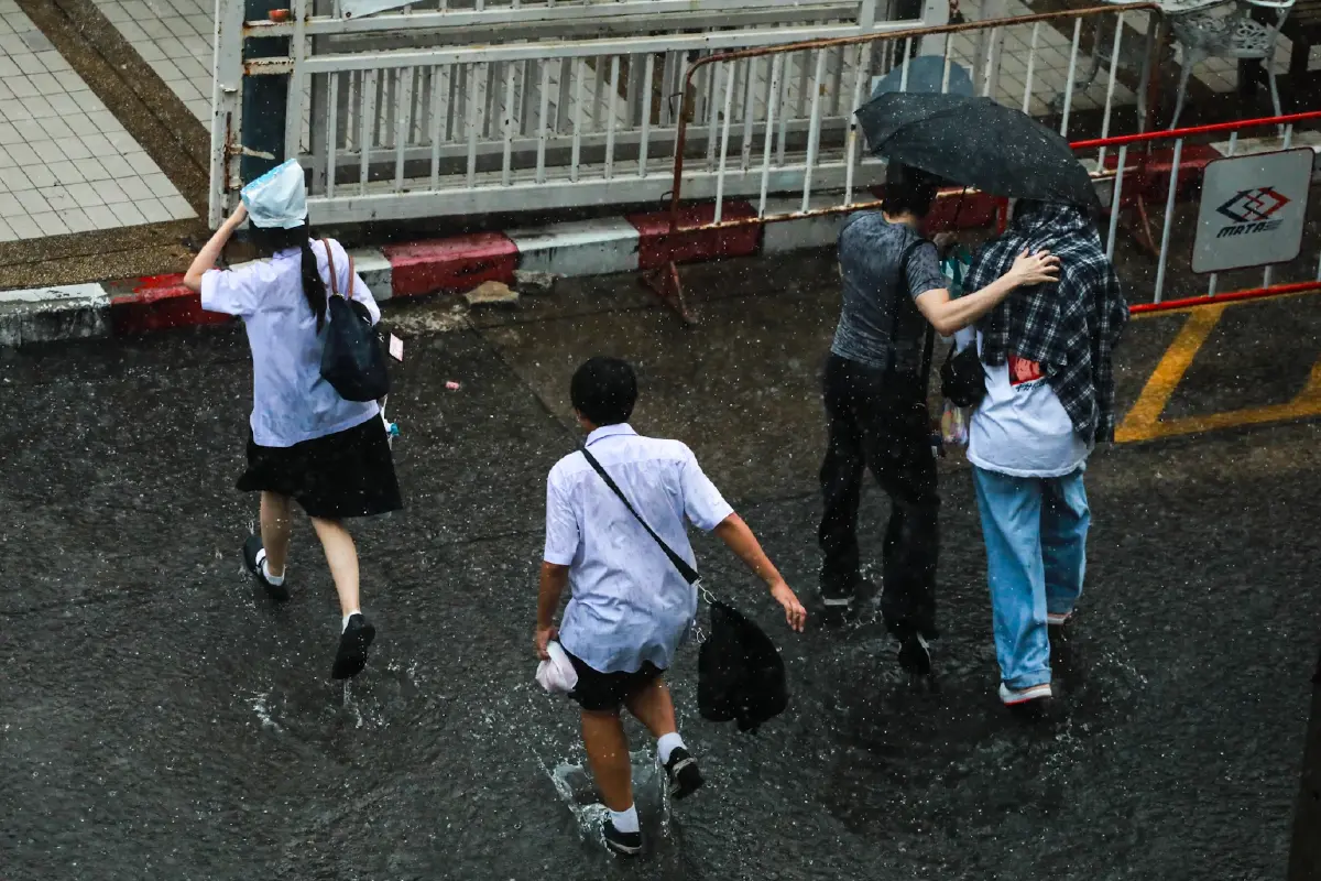 คนกรุงเทพเฮ! ฝนตก 20% ล้างเมือง 'ค่าฝุ่น PM 2.5' ร่วงฮวบ อากาศดีขึ้น