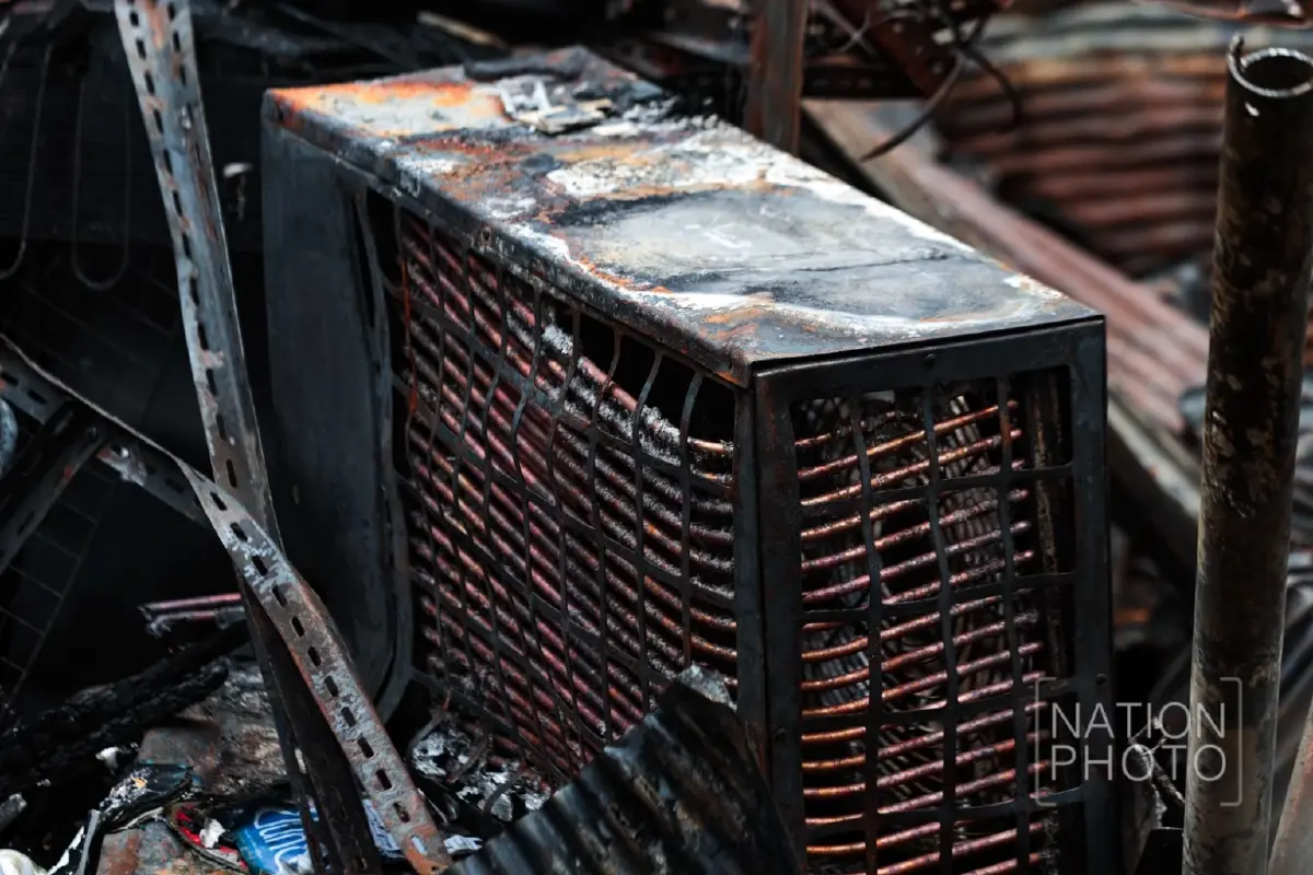 เสียงบึ้มสนั่น! ไฟไหม้บ้านชุมชนซอยสวนเงิน ช่างซ่อมแอร์ดับสลด