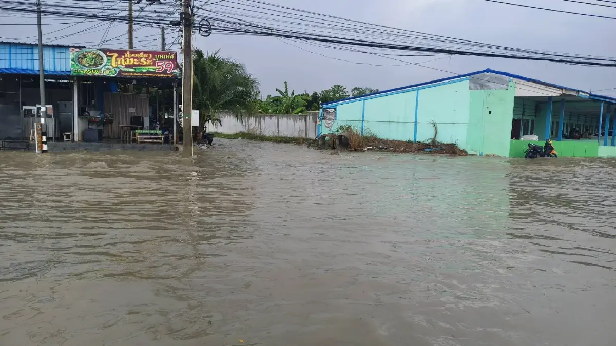 ด่วน พายุฝนตกหนักกระหน่ำ ระยอง ปลวกแดงน้ำท่วมแล้ว รถเล็กห้ามผ่าน