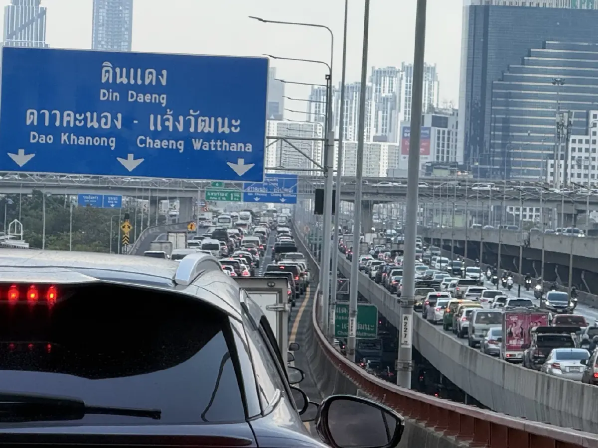 ไหวไหม คนกรุงเทพ รถติดมาก ด่วนศรีรัช นิ่งสนิท - วิภาวดี ยาวเป็นกิโล