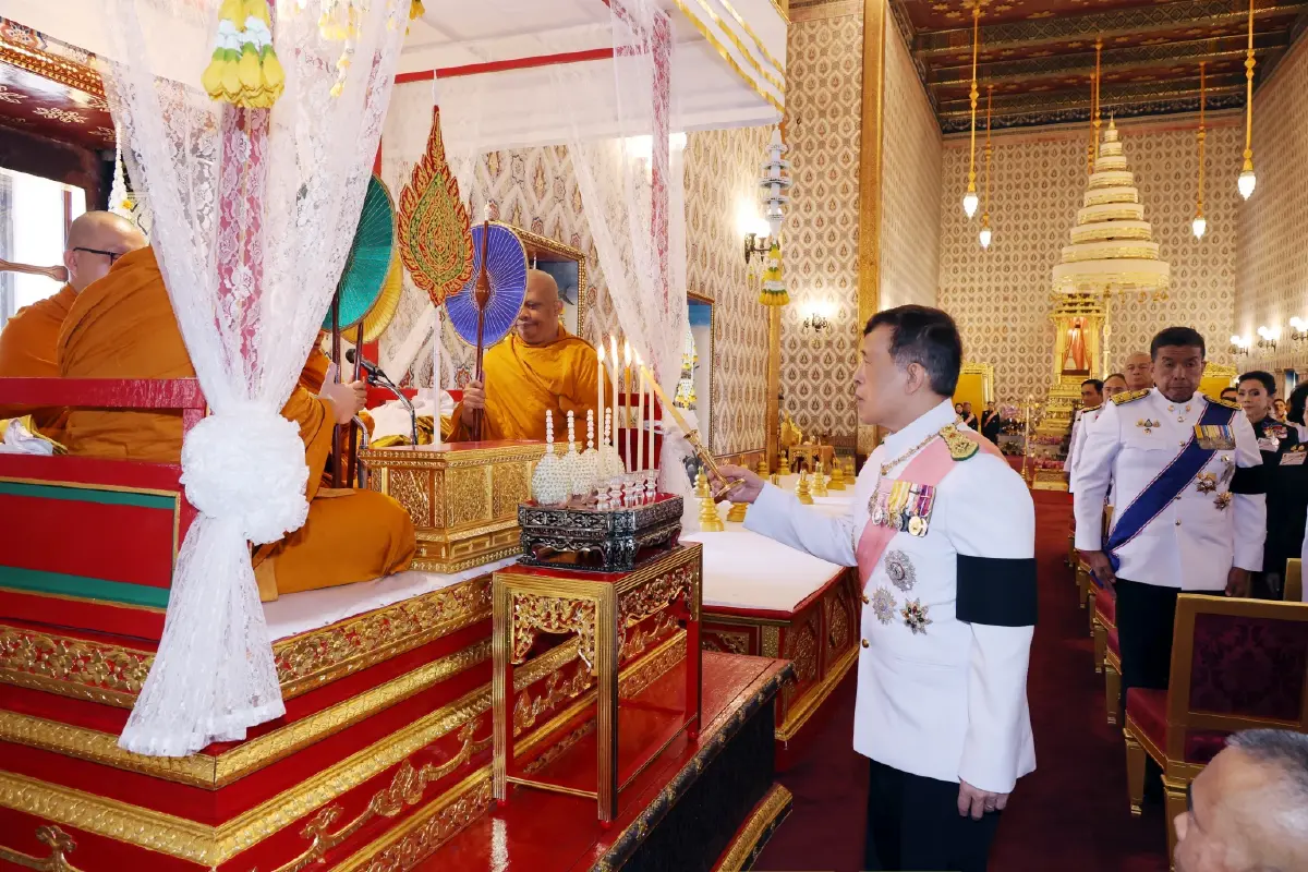 ในหลวง-พระราชินี  เสด็จฯ ไปทรงบำเพ็ญพระราชกุศลสตมวาร ถวายพระบรมศพ สมเด็จพระนางเจ้าสิริกิติ์ พระบรมราชินีนาถ พระบรมราชชนนีพันปีหลวง