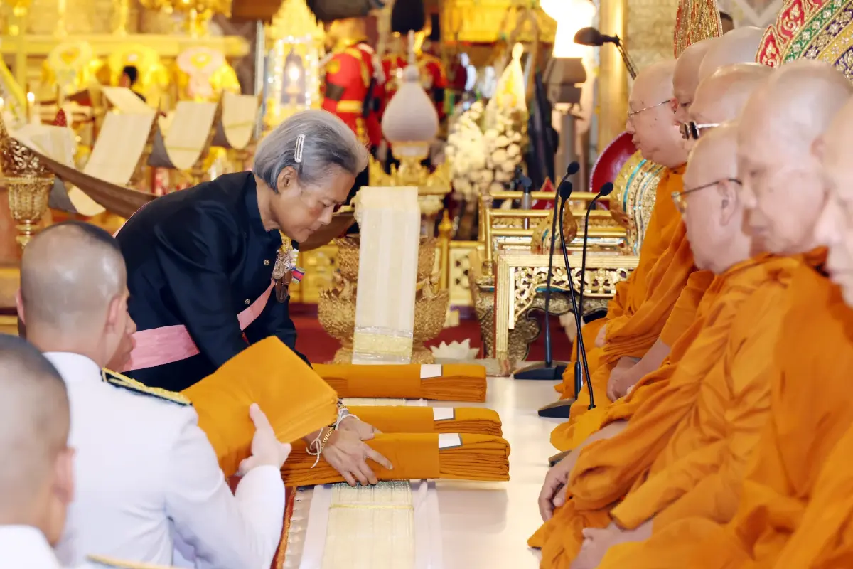 ในหลวง-พระราชินี  เสด็จฯ ไปทรงบำเพ็ญพระราชกุศลสตมวาร ถวายพระบรมศพ สมเด็จพระนางเจ้าสิริกิติ์ พระบรมราชินีนาถ พระบรมราชชนนีพันปีหลวง