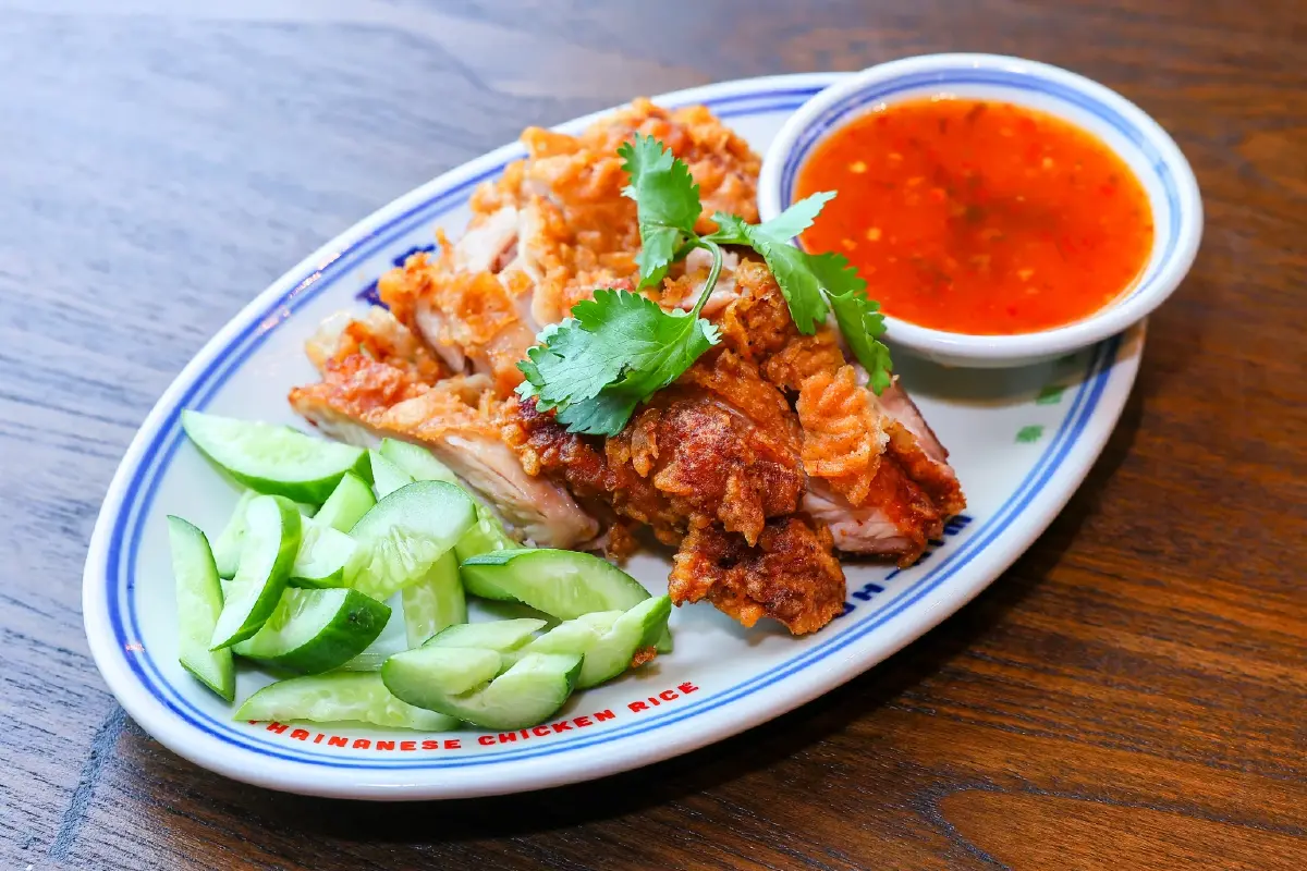 โต๊ะคิม (Toh-Kim) ข้าวมันไก่ ไหหนาน เนื้อไก่นุ่มฉ่ำ น้ำจิ้มรสเด็ด