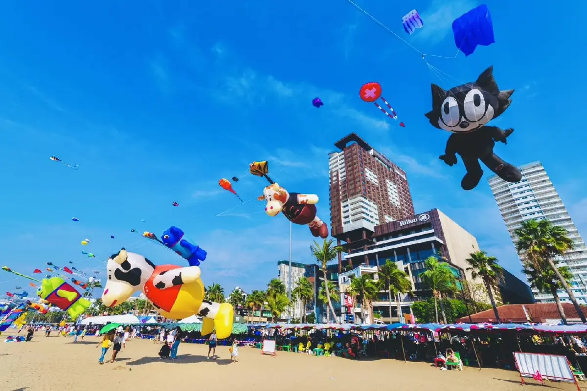 ปฏิทินท่องเที่ยว เทศกาลว่าวนานาชาติพัทยา 2026 พาเหรดว่าวยาวที่สุดในไทย