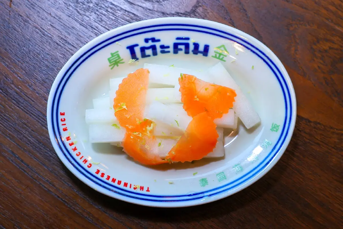 โต๊ะคิม (Toh-Kim) ข้าวมันไก่ ไหหนาน เนื้อไก่นุ่มฉ่ำ น้ำจิ้มรสเด็ด