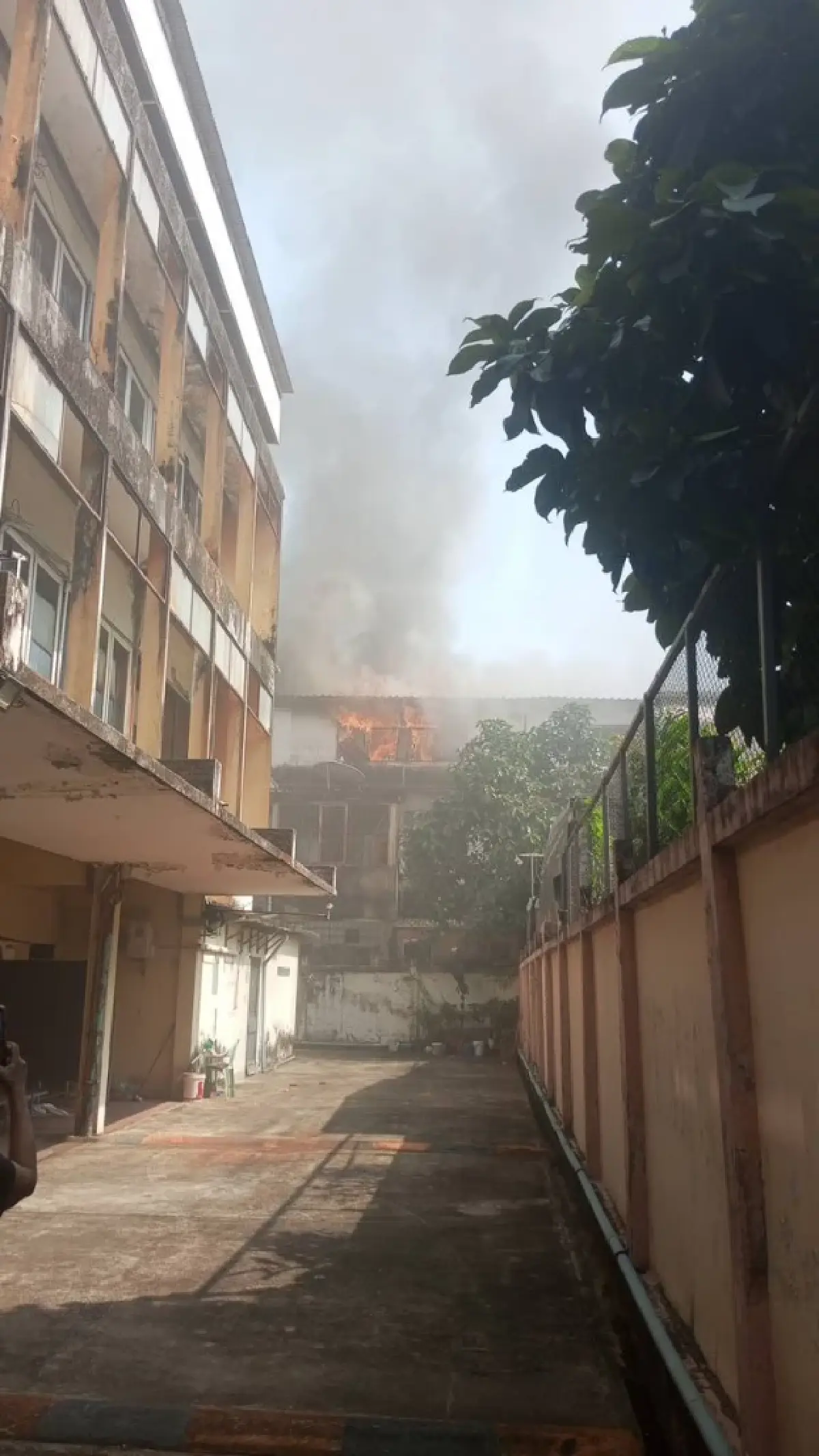 ด่วน! ไฟไหม้ตึกแถว กลางซอยศรีบำเพ็ญ เขตสาทร เร่งฉีดน้ำดับเพลิง