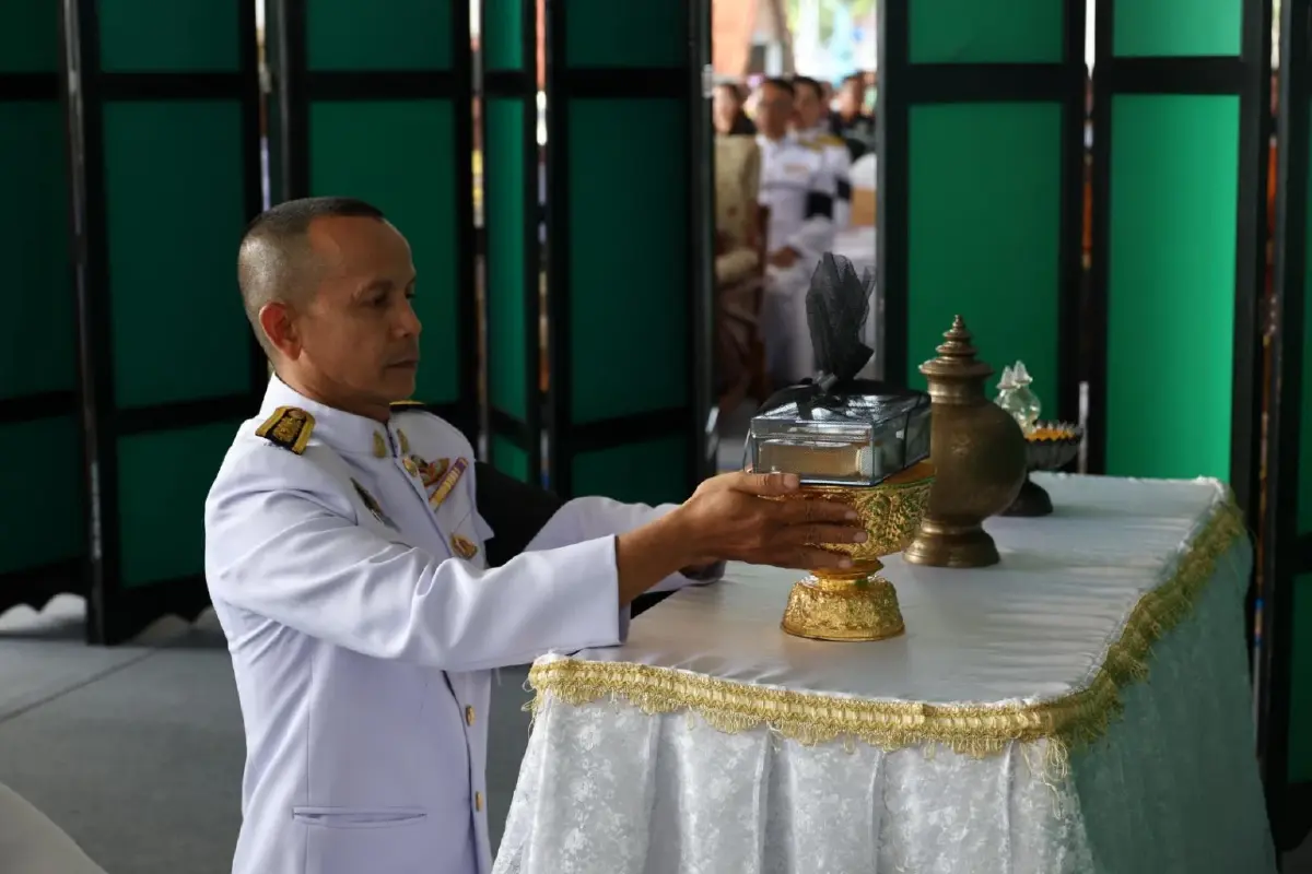 ในหลวง พระราชทานน้ำหลวงอาบศพ และพวงมาลาวางหน้าหีบศพ ผอ.โรงเรียนพะตงประธานคีรีวัฒน์