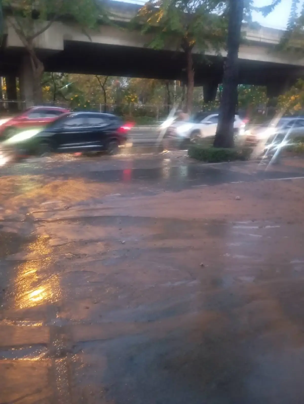 ทำใจคนกรุงเทพ รถติดมาก ลาดพร้าว-เลียบด่วนฯ ท่อน้ำแตก น้ำท่วมถนน