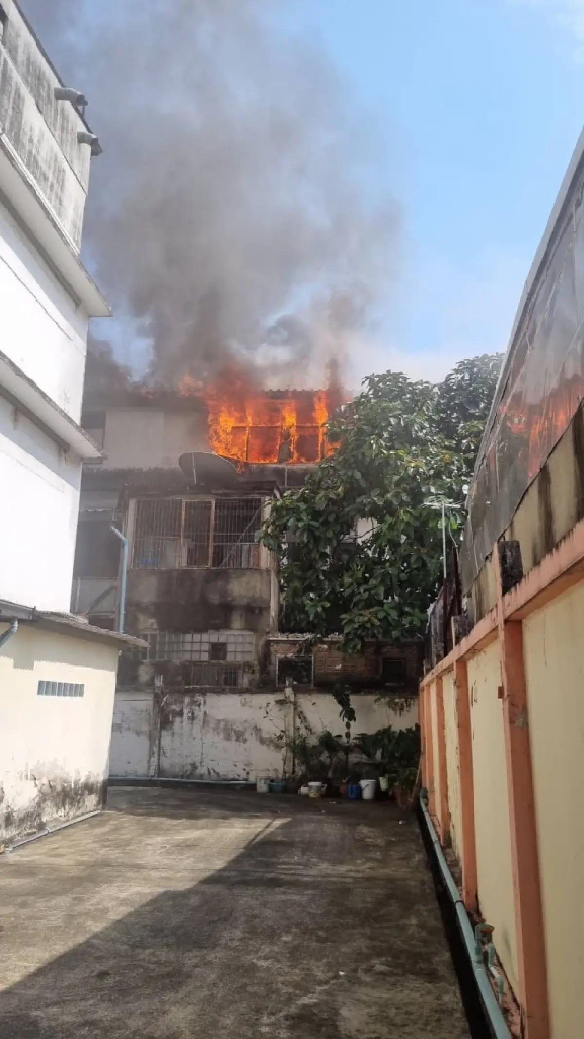 ด่วน! ไฟไหม้ตึกแถว กลางซอยศรีบำเพ็ญ เขตสาทร เร่งฉีดน้ำดับเพลิง